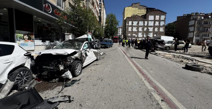Freni arızalanan kamyon ortalığı savaş alanına çevirdi