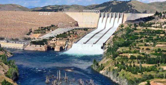 Elazığ’da Keban Barajı’nda kapaklar ikinci kez açıldı