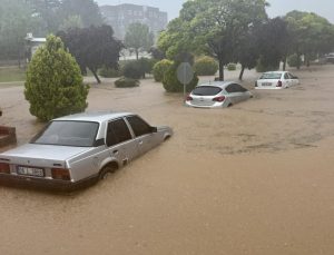Kırşehir’de sağanak sele dönüştü – Son Dakika Haberleri