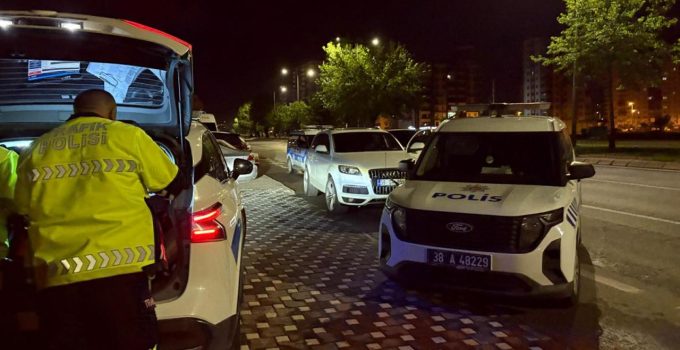 Kayseri’de “dur” ihtarına uymayan alkollü sürücüye 432 bin lira ceza uygulandı