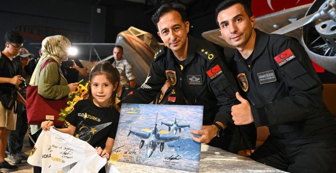 SOLOTÜRK pilotları İstanbul’da vatandaşlarla buluştu