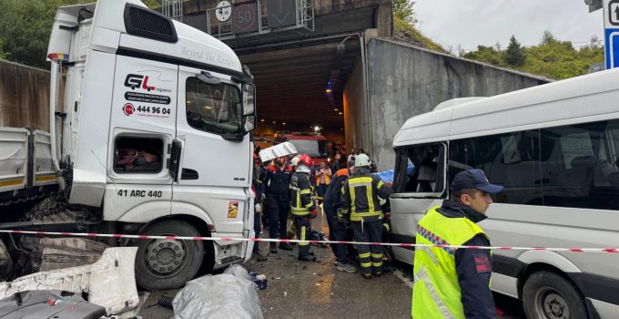 Bartın’da minibüs ile tır çarpıştı: 1 ölü, 11 yaralı