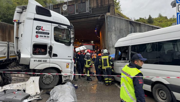 Bartın’da minibüs ile tır çarpıştı: 1 ölü, 11 yaralı