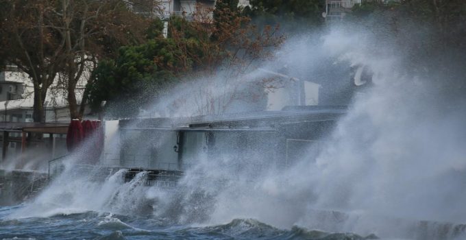 Fırtına deniz ulaşımını olumsuz etkiliyor
