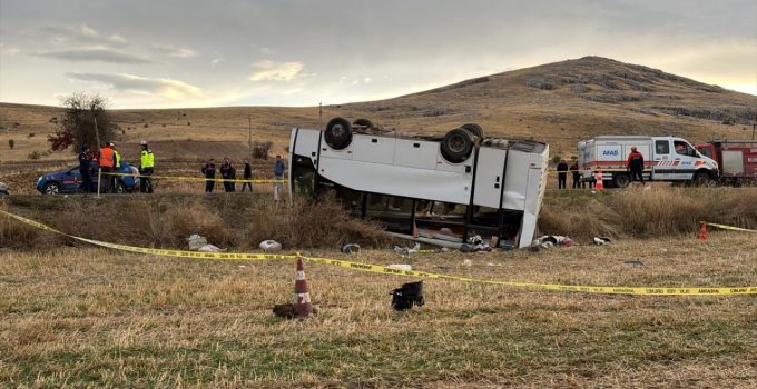 Afyonkarahisar’da işçi servisi devrildi: 1 ölü, 27 yaralı