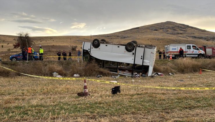Afyonkarahisar’da işçi servisi devrildi: 28 yaralı