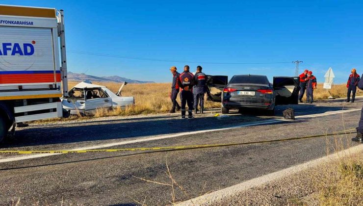 Afyonkarahisar’da iki otomobil kafa kafaya çarpıştı: 4 ölü