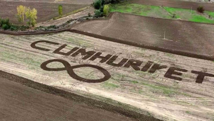 Amasyalı çiftçi tarlasına traktörüyle ‘Cumhuriyet’ yazdı