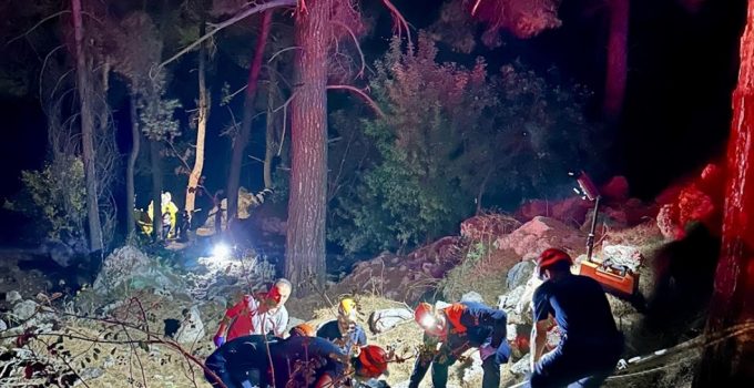 Antalya’da uçuruma devrilen araçtaki 2 kişi öldü, 4 kişi yaralandı
