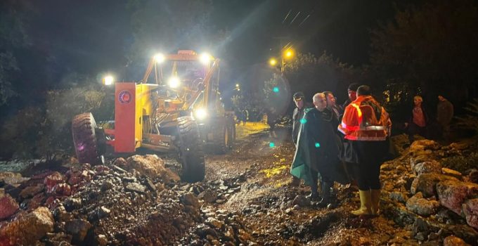 Antalya’da sağanak sele neden oldu: Evler, yollar ve seraları su bastı