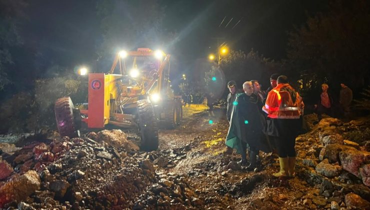 Antalya’da sağanak sele neden oldu: Evler, yollar ve seraları su bastı