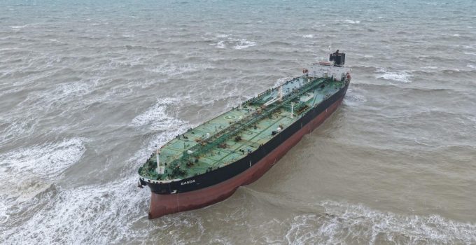 Sürüklenerek karaya oturan 238 metre uzunluğundaki tanker kurtarıldı