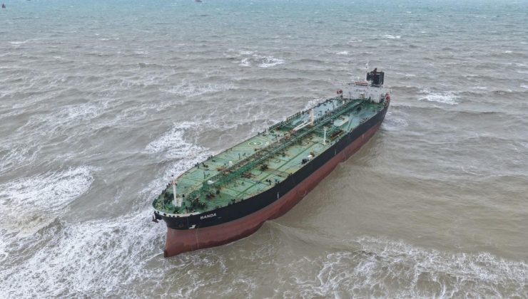 Sürüklenerek karaya oturan 238 metre uzunluğundaki tanker kurtarıldı