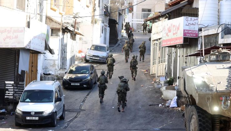 Soykırımcı İsrail, Batı Şeria’da düzenlediği baskınlarda çok sayıda Filistinliyi gözaltına aldı