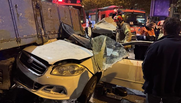 Beyoğlu’nda taksiye çarpan otomobil kamyonetin altına girdi: 3 yaralı