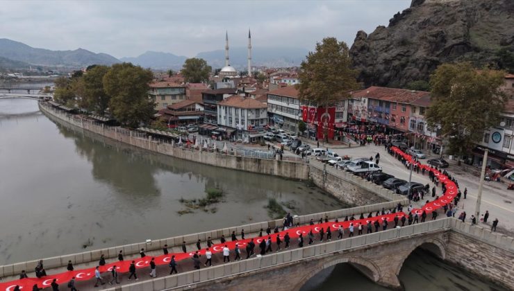 Çorum Cumhuriyet coşkusu: 103. yılda 103 metrelik bayrakla yürüdüler