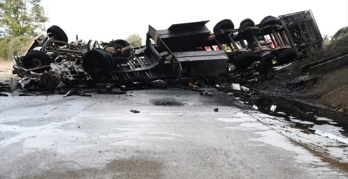 Düzce’de köprüden düşen tırda çıkan yangın söndürüldü