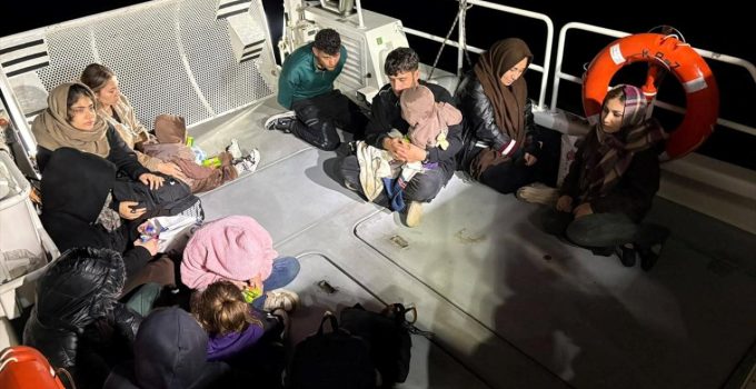 İzmir açıklarında 13 düzensiz göçmen yakalandı