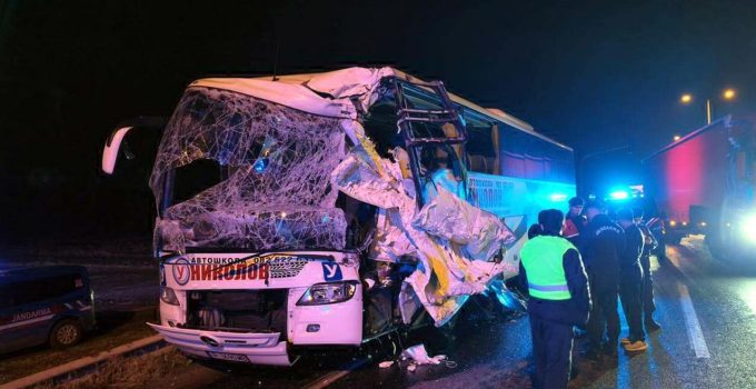 Edirne’de tur otobüsüyle tır çarpıştı: 10 kişi yaralandı