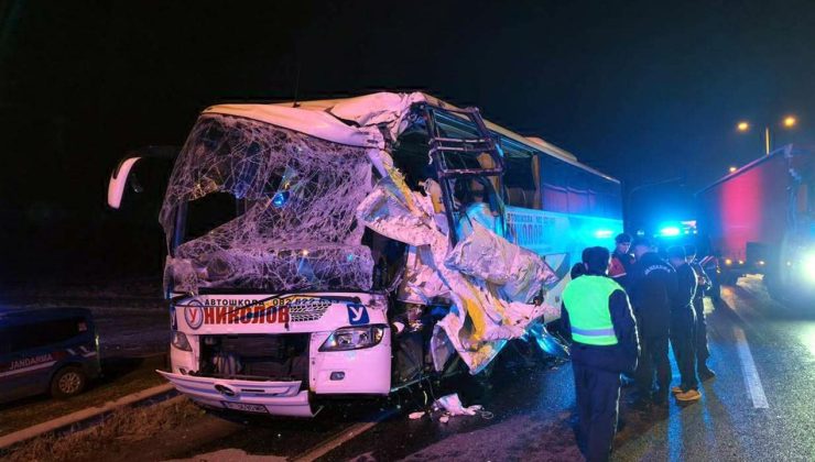 Edirne’de tur otobüsüyle tırın çarpıştığı kazada 10 kişi yaralandı