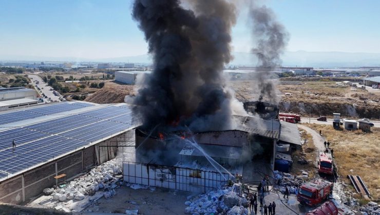 Uşak’ta fabrika yangını: Gökyüzü siyaha büründü