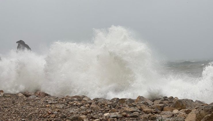 Amasra’da fırtına: Dalga boyu 6 metreye ulaştı