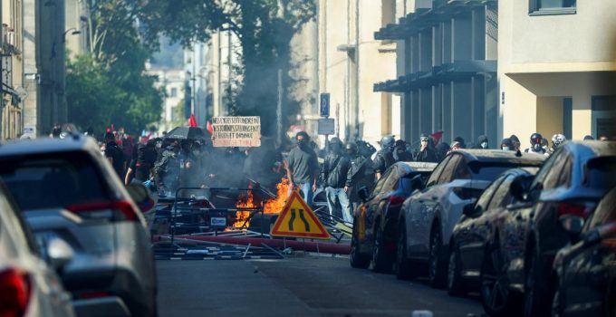 Paris’te yarın planlanan öğrenci eylemi yasaklandı