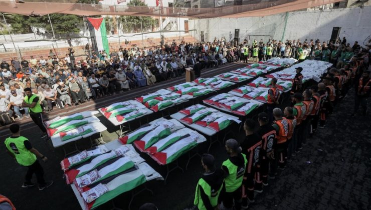 Gazze’de yaklaşık 3 yıl sonra enkazdan çıkarılan 75 Filistinlinin naaşı toprağa verildi