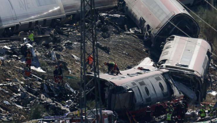 İspanya’da 2 hızlı treninin çarpıştığı kazada ölenlerin sayısı 69’a çıktı