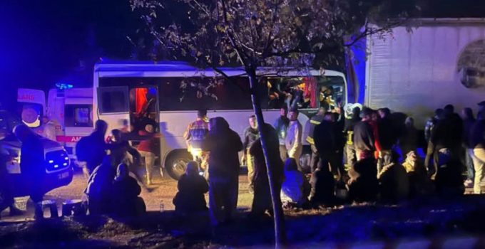 Isparta’da çekici ile minibüs çarpıştı: 17 yaralı