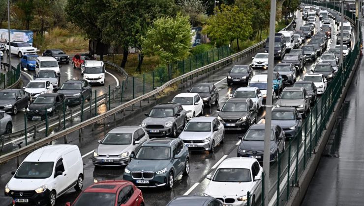 Yağışın da etkisiyle İstanbul’da yoğun trafik