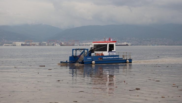 Sağanak sonrası İzmit Körfezi’nden 10 kamyon atık çıkarıldı
