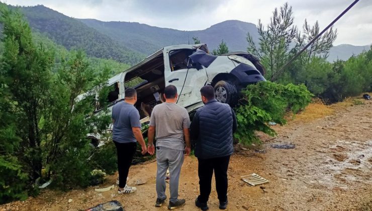 Mersin’de minibüs uçuruma devrildi: 17 yaralı