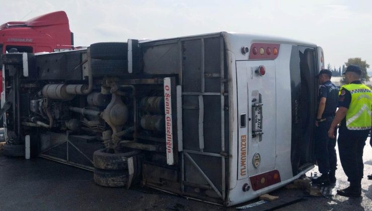 Antalya’da midibüs devrildi: 5 yaralı