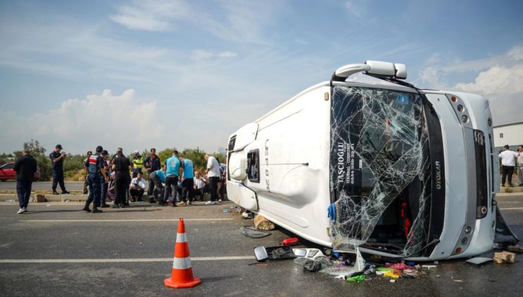 Antalya’da midibüs devrildi: 17 yaralı