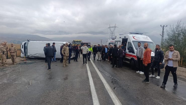 Yüksekova’da öğrenci servisi devrildi: 10 yaralı