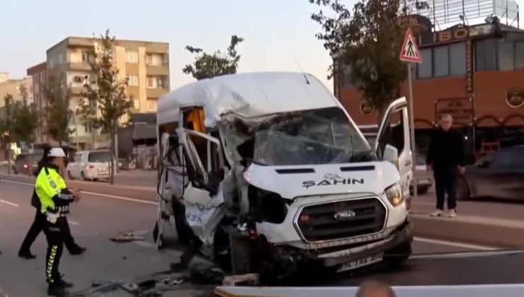 Arnavutköy’de işçi servisi hafriyat kamyonuna çarptı: 9 yaralı