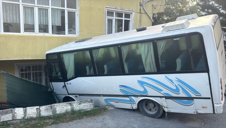 Arnavutköy’de freni boşalan midibüs bahçeye daldı