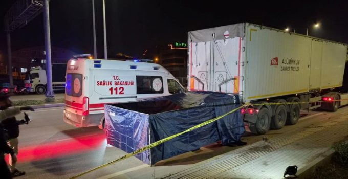 Balıkesir’de tıra çarpan motosiklet sürücüsü hayatını kaybetti