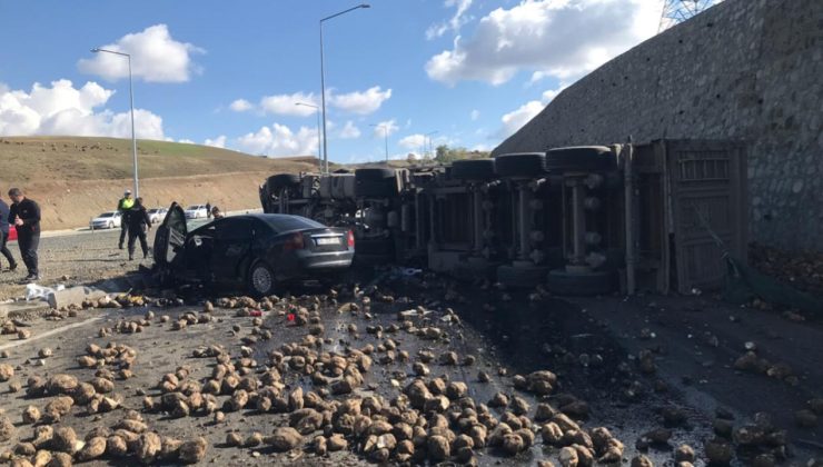 Ağrı’da tır ile otomobil çarpıştı: 4 ölü