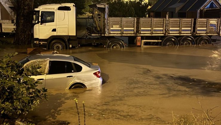 Kocaeli’de sağanak: Caddeler ve sokaklar göle döndü