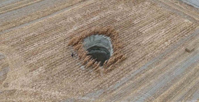 Konya’da mısır tarlasında 10 metre çapında yeni obruk oluştu