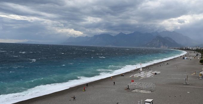 Antalya’da fırtına ve sağanak etkili oluyor