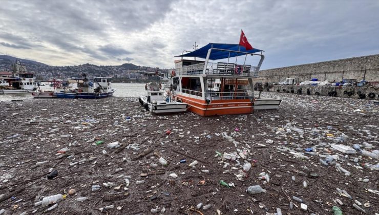 Sağanağın taşıdığı atıklar Zonguldak Limanı’nı kapladı