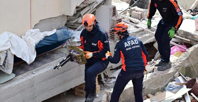 İstanbul Valisi Gül: Enkaz altında 3 kişi olduğunu düşünüyoruz