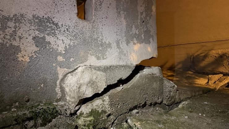 Mersin’de çatlaklar oluşan bina tahliye edildi
