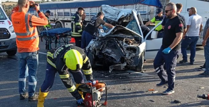 Mersin’de tıra çarpan hafif ticari araçtaki 2 kişi öldü