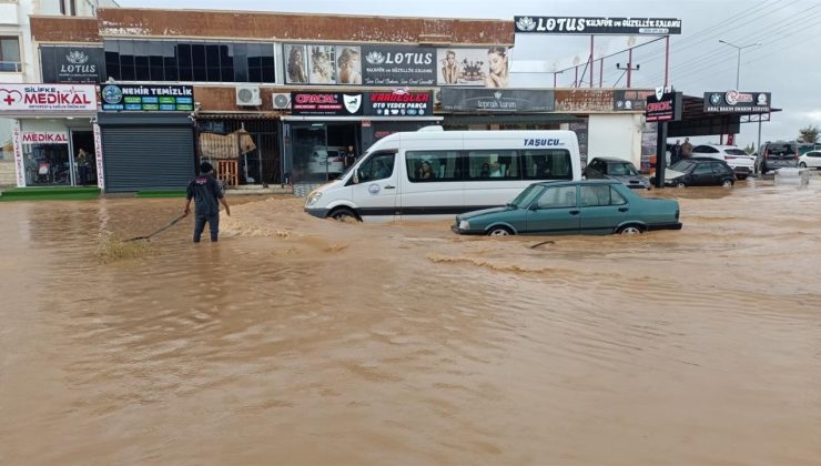 Mersin’de sağanak su baskınlarına neden oldu: Araçlar yolda kaldı