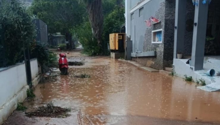 Mersin’de sağanak: Ev ve iş yerlerini su bastı