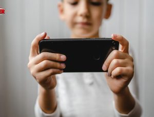 Sosyal medyada yaş sınırlamasına ilişkin yönetmelik Resmi Gazete’de